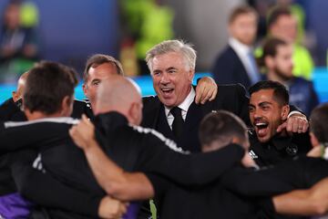 Ancelotti celebra con el cuerpo técnico el título conseguido.