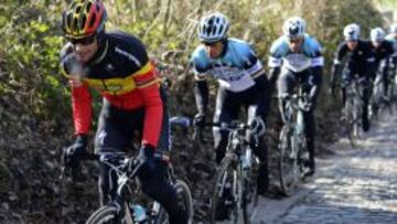 Boonen y sus compa&ntilde;eros del Quick Step, de entrenamiento en el adoqu&iacute;n.