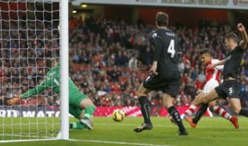 Alexis Sánchez define para anotar el segundo gol de la tarde. 