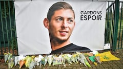 (FILES) In this file photo taken on January 24, 2019 flowers are laid under a portrait of Argentinian forward Emiliano Sala at the FC Nantes training centre La Joneliere in La Chapelle-sur-Erdre, western France. - Sala felt under &quot;a lot of pressure&q