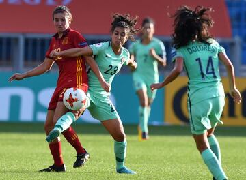 Mariona Caldentey luchando por un balón con Melissa Antunes.