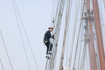 La Princesa Leonor subiendo al mástil del buque escuela 'Juan Sebastián de Elcano'.