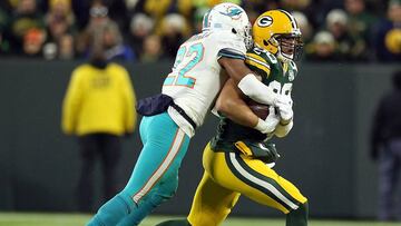 GREEN BAY, WI - NOVEMBER 11: Jimmy Graham #80 of the Green Bay Packers is tackled by T.J. McDonald #22 of the Miami Dolphins during the second half of a game at Lambeau Field on November 11, 2018 in Green Bay, Wisconsin.   Dylan Buell/Getty Images/AFP
 == FOR NEWSPAPERS, INTERNET, TELCOS &amp; TELEVISION USE ONLY ==