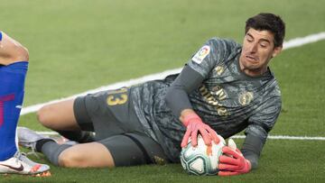 Thibaut Courtois ataja un bal&oacute;n en el Real Madrid-Eibar de la 28&ordf; jornada de LaLiga Santander 2019-2020.