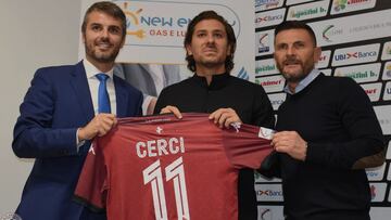 Cerci, durante su presentación con el Arezzo.