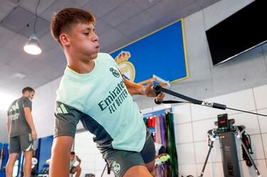 Arda Güler durante el entrenamiento en el gimnasio. 