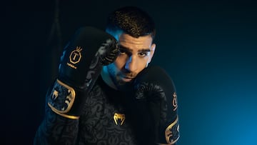 Ilia Topuria posa con la camiseta y los guantes de su nueva colección con Venum.