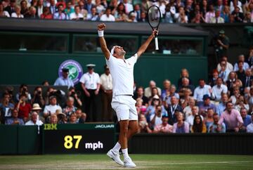 Roger Federer superó a Rafa Nadal en cuatro mangas y, a la quinta bola de partido, sentenció el encuentro tras una increíble lucha con el español. Se verá las caras con Novak Djokovic en la final de Wimbledon. 