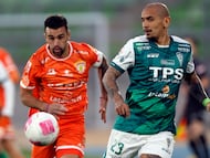 Futbol, Santiago Wanderers vs Cobreloa.
Liguilla de asceso 2025.
El jugador de Santiago Wanderers Victor Gonzalez, derecha, disputa el balon con Gustavo Gotti de Cobreloa durante un partido de la liguilla de ascenso a la primera division realizado en el estadio Elias Figueroa de Valparaiso, Chile.
19/11/2025
Andres Pina/Photosport
Football, Santiago Wanderers vs Cobreloa.
2025 Promotion Playoffs.
Santiago Wanderers player Victor Gonzalez, right, vies for the ball against Gustavo Gotti of Cobreloa during a promotion to first division playoff match at the Elias Figueroa stadium in Valparaiso, Chile.
19/11/2025
Andres Pina/Photosport