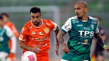 Futbol, Santiago Wanderers vs Cobreloa.
Liguilla de asceso 2025.
El jugador de Santiago Wanderers Victor Gonzalez, derecha, disputa el balon con Gustavo Gotti de Cobreloa durante un partido de la liguilla de ascenso a la primera division realizado en el estadio Elias Figueroa de Valparaiso, Chile.
19/11/2025
Andres Pina/Photosport
Football, Santiago Wanderers vs Cobreloa.
2025 Promotion Playoffs.
Santiago Wanderers player Victor Gonzalez, right, vies for the ball against Gustavo Gotti of Cobreloa during a promotion to first division playoff match at the Elias Figueroa stadium in Valparaiso, Chile.
19/11/2025
Andres Pina/Photosport
