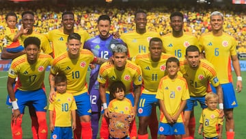 AMDEP6632. BARRANQUILLA (COLOMBIA), 10/09/2024.- Jugadores de Colombia forman este martes, en un partido de las eliminatorias sudamericanas para el Mundial de 2026 entre Colombia y Argentina en el estadio Metropolitano en Barranquilla (Colombia). EFE/ Ricardo Maldonado Rozo