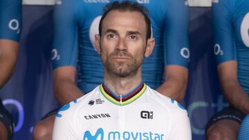 Alejandro Valverde posa con el maillot de campe&oacute;n de Espa&ntilde;a durante la presentaci&oacute;n del Movistar.
 
 
 
 