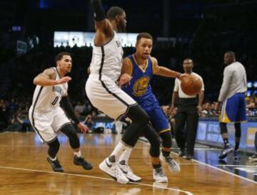 Willie Reed y Stephen Curry.