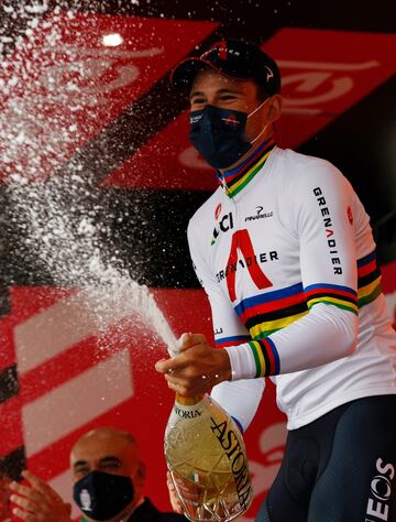 Filippo Ganna celebra su tercera victoria en este Giro. 