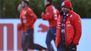 Milad apuesta por la continuidad de Sampaoli, aunque asume que la molestia del DT y las ofertas condicionan su continuidad al mando de la &quot;Roja&quot;.
 