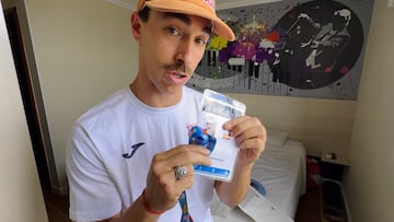 Danny León enseñando su acreditación de los World Championships de Skate Park en Sao Paulo