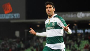 Después de su paso por el fútbol europeo con el Rangers, el delantero regresa a México con Santos Laguna.