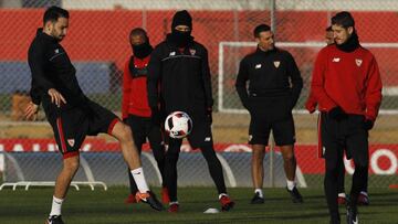 Los jugadores del Sevilla durante el entrenamiento.