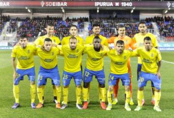 Once de Las Palmas. De pie: David Garc¨ªa, Bigas, Aythami, Javi Varas y Willian Jos¨¦. Agachados: Garrido, Roque Mesa, El Zhar, Wakaso, Tana y Viera.