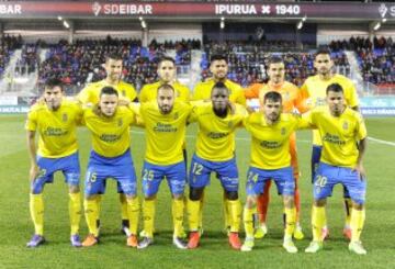 Once de Las Palmas. De pie: David García, Bigas, Aythami, Javi Varas y Willian José. Agachados: Garrido, Roque Mesa, El Zhar, Wakaso, Tana y Viera.