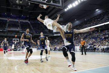 Jaycee Carroll cayó de espaldas tras una dura falta de Rafa Luz.