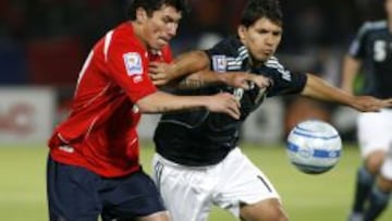 Gary Medel marcando a Sergio Agüero en la victoria 1-0 de la Roja en octubre de 2008.