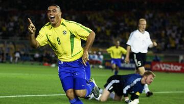 Ronaldo festeja su primer gol contra Alemania en la Final de la Copa Mundial de Corea-Japón 2002
