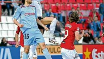 <b>POR ALTO. </b>Rubén Pérez no tuvo excesivo trabajo. Aquí, supera a Michu.