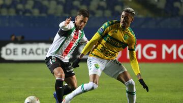 Futbol, Palestino vs Cuiaba
Playoff, Copa Sudamericana 2024.
El jugador de Cuiaba Derik Severino, derecha, juega el balon contra Palestino durante el partido de copa Sudamericana disputado en el estadio Ester Roa de Concepcion, Chile.
18/07/2024
Eduardo Fortes/Photosport
Football, Palestino vs Cuiaba
Playoff, 2024 Sudamericana Championship.
Cuiaba Derik Severino player, right, play the ball against Palestino during the copa Sudamericana match played at the Ester Roa stadium in Concepcion, Chile.
18/07/2024
Eduardo Fortes/Photosport