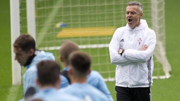Fran Escribá observa el calentamiento de sus jugadores durante el entrenamiento de ayer en Balaídos.