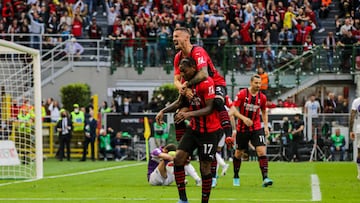 Rafael Leao of AC Milan celebrates after scoring during the Serie A football match between AC Milan and AC Fiorentina at Stadio Giuseppe Meazza in San Siro.