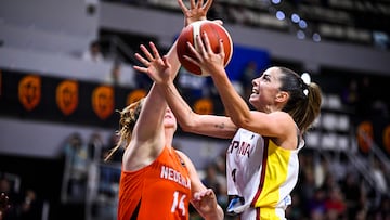 Mariona Ortiz juega un balón ante Emese Hof, de Países Bajos, durante el partido de clasificación para el Eurobasket.