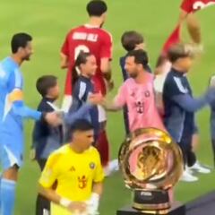 El gracioso momento entre Messi y la mascota que lo acompañaba