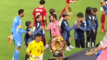 El gracioso momento entre Messi y la mascota que lo acompañaba