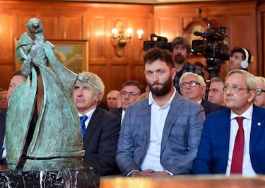 El golfista John Rahm recibió el premio Dama Bilbaina 2023 en los salones de la Sociedad Bilbaina en reconocimiento a su trayectoria deportiva.