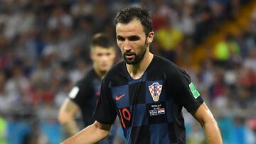 Badelj, con el bal&oacute;n durante el partido de Crocacia contra Islandia.