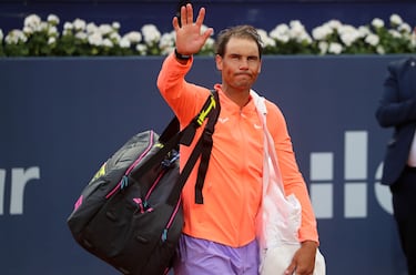 Rafa Nadal se despide del público tras caer en segunda ronda ante Alex de Miñaur por 7-5 y 6-1 en el último torneo Conde de Godó que disputó en 2024 antes de su retirada del tenis.