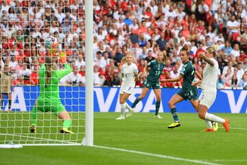 Lina Magull marca el 1-1 para Alemania.
