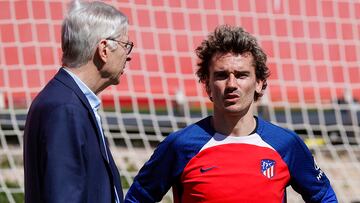 MAJADAHONDA (MADRID), 04/04/2024.- El delantero francés del Atlético de Madrid, Antoine Griezmann (d), charla con Arsène Wenger (i), director de desarrollo de FIFA, durante el entrenamiento de este jueves en la Ciudad Deportiva Wanda en Majadahonda, Madrid. EFE/AtléticodeMadrid.com SOLO USO EDITORIAL/ SOLO USO PERMITIDO PARA ILUSTRAR LA NOTICIA QUE ACOMPAÑA/ (CRÉDITO OBLIGATORIO)
