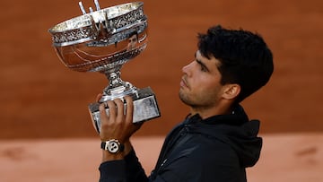 Paris (France), 09/06/2024.- Carlos Alcaraz of Spain poses with the Coupe des Mousquetaires trophy after winning his Men'Äôs Singles final match against Alexander Zverev of Germany during the French Open Grand Slam tennis tournament at Roland Garros in Paris, France, 09 June 2024. (Tenis, Abierto, Francia, Alemania, España) EFE/EPA/YOAN VALAT
