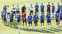 JIM conversa con sus jugadores antes de un entrenamiento.