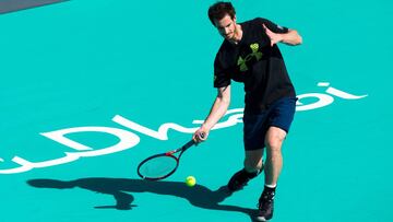 Andy Murray devuelve una bola durante un entrenamiento del Torneo de exhibici&oacute;n de Abu Dhabi.