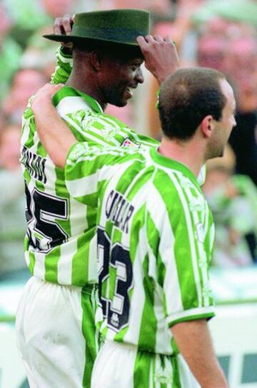 Finidi jugador del Betis celebraba sus goles con un sombrero cordobés