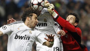 Hugo Lloris intenta despejar el bal&oacute;n en un intento de remate de Ra&uacute;l en el Real Madrid-Lyon de vuelta de octavos de final de la Champions 2009-2010.