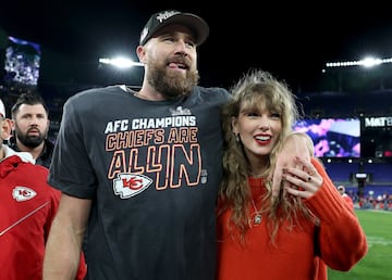 Travis Kelce de los Kansas City Chiefs celebra con Taylor Swift después de una victoria de 17-10 contra los Baltimore Ravens en el Juego de Campeonato de la AFC en el estadio M&T Bank el 28 de enero de 2024 en Baltimore, Maryland.