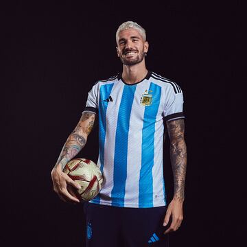 Adidas ha revelado el balón para las semifinales y la final de la Copa Mundial de la FIFA Qatar 2022, Al Hilm, que se traduce como "El sueño" en árabe. El diseño se establece en un color base dorado texturizado que presenta un sutil patrón triangular, inspirándose en los brillantes desiertos de la región que rodean la ciudad.