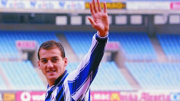 Darko Kovacevic saluda al p&uacute;blico de Anoeta durante su presentaci&oacute;n como jugador de la Real Sociedad, en su regreso al club donostiarra.