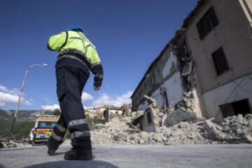 ITA67 ACCUMOLI (ITALIA) 24/08/2016.- Un efectivo de los servicios de emergencia pasa ante los escombros de un edificio derrumbado en Accumoli, en el centro de Italia, hoy, 24 de agosto de 2016. Al menos 38 personas murieron y decenas están heridas o desaparecidas en el devastador terremoto de 6 grados que esta madrugada sacudió el centro de Italia y que ha recordado al trágico seísmo que asoló la cercana zona de L'Aquila en 2009, en el que hubo más de 300 muertos. EFE/Angelo Carconi