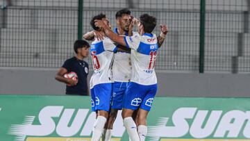 Futbol, Universidad Catolica vs Atletico Tucuman.
Serie Rio de La Plata.
El jugador de Universidad Catolica Fernando Zampedri, centro, celebra su gol contra Atletico Tucuman durante el partido amistoso por la Serie Rio de La Plata realizado en el estadio Domingo Burgueno Miguel de Montevideo, Uruguay.
14/01/2025
FocoUy/Photosport
Football, Universidad Catolica vs Atletico Tucuman.
Series Rio de La Plata.
Universidad Catolica’s player Fernando Zampedri, center, celebrates his goal against of Atletico Tucuman during a Series Rio de La Plata at the Domingo Burgueno Miguel stadium in Montevideo, Uruguay.
14/01/2025
FocoUy/Photosport