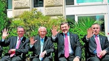 <b>CON CORAZÓN. </b>De izq. a drch.: Samaranch jr., Coghen, Gallardón, Samaranch, Lissavetzky y Blanco.